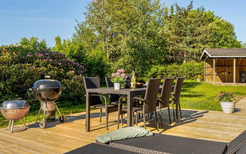 Stefana - from the Sea: Möbel, Gartenmöbel, Stuhl, Tabelle, Garten, Strauch, Tisch Im Freien, Grundstueck, Schatten