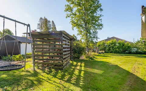 Stefana - from the Sea: Gras, Garten, Strauch, Grundstueck, Rasen, Schatten, Hinterhof, Ground, Garten