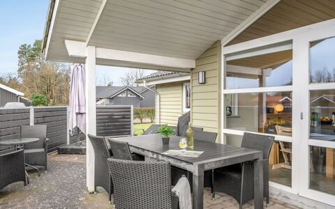 Erikka - 40Km from the Sea: Haus, Zuhause, Veranda, Tür, Hütte, Abstellgleis, Deck, Terrasse, Schatten, Estate