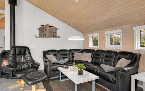 Erikka - 40Km from the Sea: Möbel, Interior Design, Holz, Flooring, Couch, Fussboden, Wohnzimmer, Holzboden, Decke, Zimmer