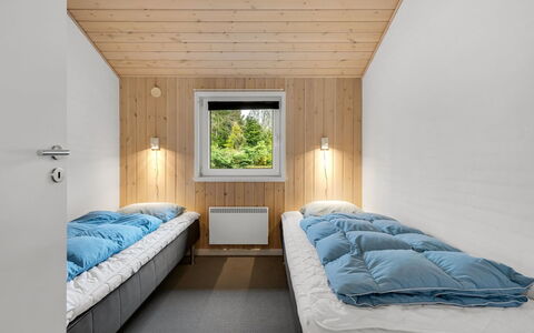 Erikka - 40Km from the Sea: Schlafzimmer, Holz, Bett, Decke, Bedding, Interior Design, Bettdecke, Zuhause, Bettrahmen, Zimmer