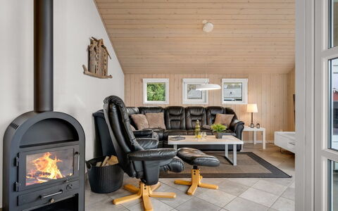 Erikka - 40Km from the Sea: Möbel, Holz, Interior Design, Flooring, Wohnzimmer, Fussboden, Zimmer, Decke, Zuhause, Beleuchtung