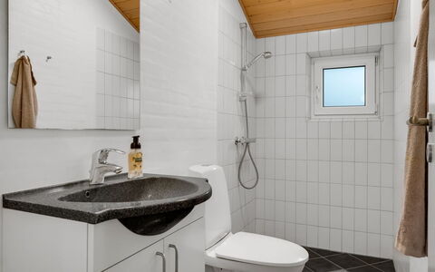 Erikka - 40Km from the Sea: Armatur, Flooring, Wand, Interior Design, Fussboden, Badezimmer, Sinken, Bad Sink, Zapfhahn, Decke