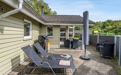 Erikka - 40Km from the Sea: Möbel, Holz, Interior Design, Flooring, Fussboden, Stuhl, Zimmer, Decke, Wohnzimmer, Wohnung