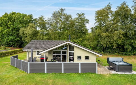 Erikka - 40Km from the Sea: Möbel, Holz, Interior Design, Flooring, Fussboden, Stuhl, Zimmer, Decke, Wohnzimmer, Wohnung