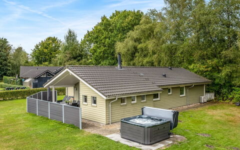 Erikka - 40Km from the Sea: Möbel, Holz, Interior Design, Flooring, Fussboden, Stuhl, Zimmer, Decke, Wohnzimmer, Wohnung