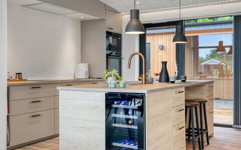 Sharina - 320M to the Fjord: Möbel, Küche, Countertop, Flooring, Interior Design, Cabinetry, Fussboden, Holz, Küchengerät, Holzboden