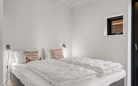Sharina - 320M to the Fjord: Schlafzimmer, Bett, Bettdecke, Bedding, Decke, Interior Design, Fussboden, Flooring, Bettrahmen, Zimmer