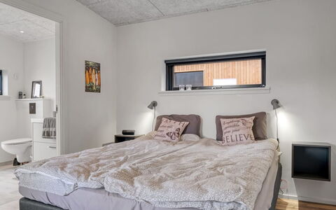 Sharina - 320M to the Fjord: Schlafzimmer, Bett, Interior Design, Möbel, Decke, Holz, Bettdecke, Bedding, Flooring, Fussboden