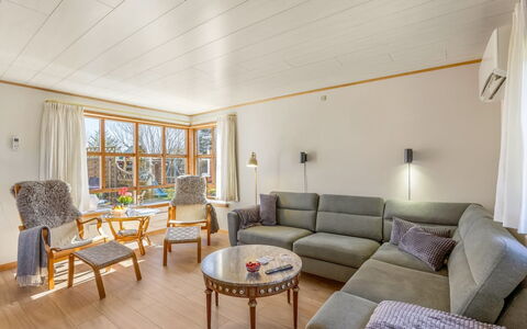 Elza - 700M from the Sea: Möbel, Interior Design, Flooring, Fussboden, Couch, Holzboden, Holz, Wohnzimmer, Decke, Zimmer