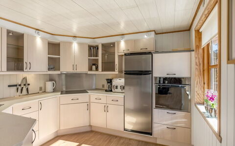 Elza - 700M from the Sea: Flooring, Interior Design, Holz, Countertop, Decke, Cabinetry, Küche, Fussboden, Küchengerät, Beleuchtung