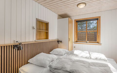 Elza - 700M from the Sea: Wand, Schlafzimmer, Holz, Interior Design, Bett, Decke, Flooring, Fussboden, Bettdecke, Bedding