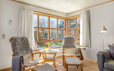 Elza - 700M from the Sea: Möbel, Interior Design, Flooring, Holz, Fussboden, Decke, Stuhl, Wohnzimmer, Zimmer, Holzboden