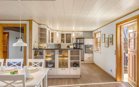 Elza - 700M from the Sea: Interior Design, Flooring, Holz, Decke, Möbel, Light Fixture, Fussboden, Holzboden, Beleuchtung, Küche