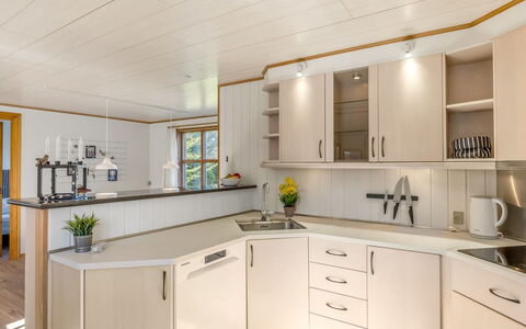 Elza - 700M from the Sea: Interior Design, Holz, Flooring, Countertop, Decke, Möbel, Küche, Cabinetry, Beleuchtung, Light Fixture