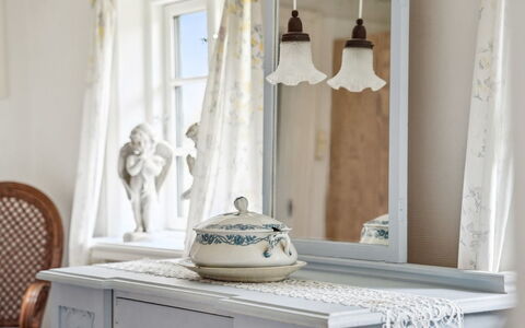 Jule - 1.5Km from the Sea: Möbel, Interior Design, Beleuchtung, Zimmer, Porzellan, Spiegel, Schublade, Natürliches Material, Lampe