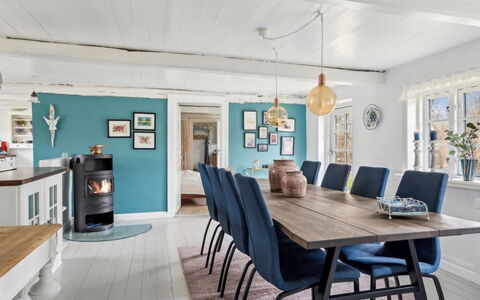 Jule - 1.5Km from the Sea: Möbel, Interior Design, Holz, Flooring, Tabelle, Stuhl, Küche & Esszimmer Tisch, Esszimmer, Fussboden, Holzboden