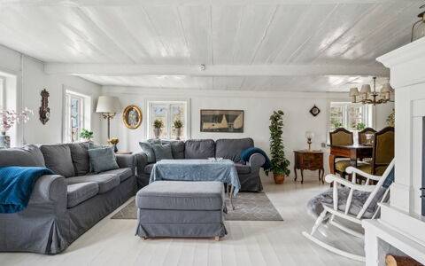 Jule - 1.5Km from the Sea: Möbel, Couch, Interior Design, Holz, Wohnzimmer, Decke, Flooring, Fussboden, Zuhause, Zimmer