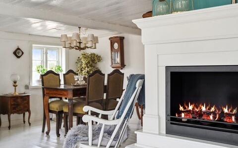 Jule - 1.5Km from the Sea: Feuerstelle, Interior Design, Möbel, Flooring, Holzboden, Wohnzimmer, Fussboden, Hartholz, Kamin, Natürliches Material