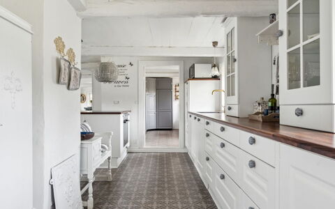 Jule - 1.5Km from the Sea: Flooring, Cabinetry, Interior Design, Holz, Küche, Fussboden, Countertop, Schublade, Decke, Zuhause