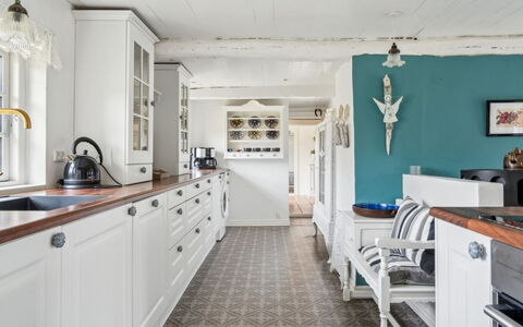 Jule - 1.5Km from the Sea: Cabinetry, Küche, Flooring, Interior Design, Countertop, Möbel, Zuhause, Schrank, Fussboden, Schublade