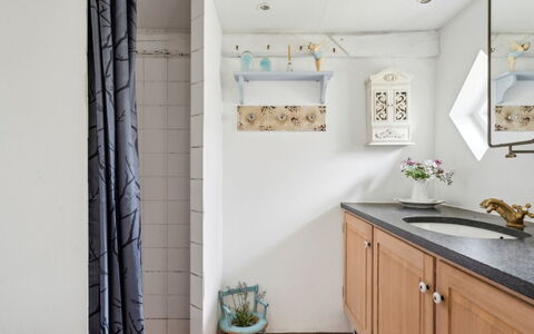 Jule - 1.5Km from the Sea: Interior Design, Wand, Flooring, Fussboden, Armatur, Beleuchtung, Zimmer, Badezimmer, Zuhause, Badezimmerschrank