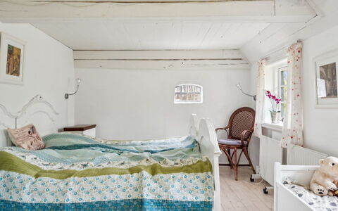 Jule - 1.5Km from the Sea: Möbel, Schlafzimmer, Interior Design, Wand, Bett, Holz, Decke, Linens, Bedding, Bettdecke