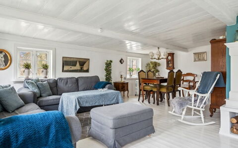 Jule - 1.5Km from the Sea: Möbel, Couch, Holz, Interior Design, Decke, Wohnzimmer, Zuhause, Flooring, Fussboden, Zimmer