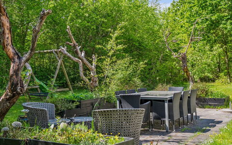 Jule - 1.5Km from the Sea: Vegetation, Strauch, Gartenmöbel, Möbel, Garten, Pflanzengemeinschaft, Tisch Im Freien, Ground, Frühling, Sonnenlicht
