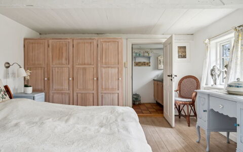 Jule - 1.5Km from the Sea: Möbel, Bett, Schlafzimmer, Interior Design, Holz, Flooring, Bedding, Decke, Fussboden, Bettdecke