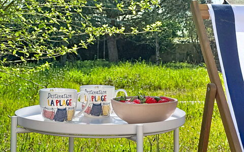 L'Ecluse: Tisch Im Freien, Gartenmöbel, Garten, Tischdecke, Servierware, Rasen, Klappstuhl, Stuhl, Park, Linens