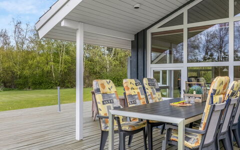 Aswaldi - 1.5Km from the Sea: Holz, Garten, Hinterhof, Grundstueck, Zuhause, Dach, Schatten, Deck, Hartholz, Garten