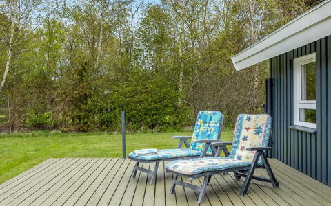 Aswaldi - 1.5Km from the Sea: Holz, Garten, Hinterhof, Grundstueck, Zuhause, Dach, Schatten, Deck, Hartholz, Garten