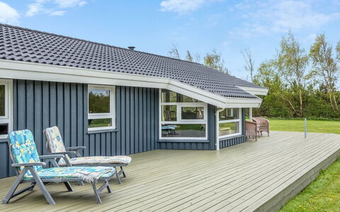 Aswaldi - 1.5Km from the Sea: Holz, Garten, Hinterhof, Grundstueck, Zuhause, Dach, Schatten, Deck, Hartholz, Garten