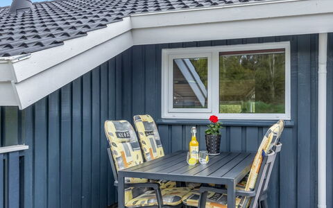 Aswaldi - 1.5Km from the Sea: Holz, Garten, Hinterhof, Grundstueck, Zuhause, Dach, Schatten, Deck, Hartholz, Garten