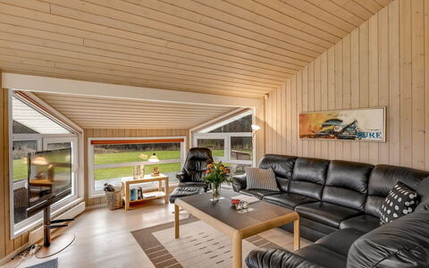 Aswaldi - 1.5Km from the Sea: Holz, Decke, Interior Design, Couch, Zuhause, Wohnzimmer, Zimmer, Hütte, Hartholz