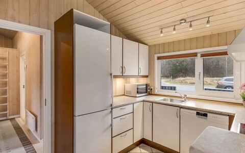 Aswaldi - 1.5Km from the Sea: Küche, Holz, Interior Design, Decke, Countertop, Flooring, Fussboden, Cabinetry, Zimmer, Major Appliance