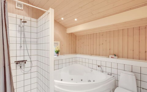 Aswaldi - 1.5Km from the Sea: Interior Design, Armatur, Flooring, Holz, Fussboden, Badewanne, Badezimmer, Decke, Zimmer, Installation