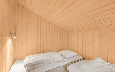 Aswaldi - 1.5Km from the Sea: Holz, Fussboden, Decke, Flooring, Interior Design, Zimmer, Schlafzimmer, Bett, Holzbeize, Hartholz