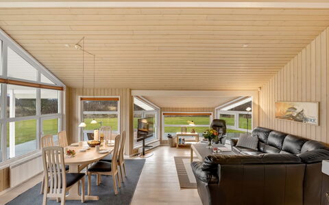 Aswaldi - 1.5Km from the Sea: Holz, Decke, Interior Design, Flooring, Fussboden, Holzboden, Couch, Wohnzimmer, Möbel, Zimmer