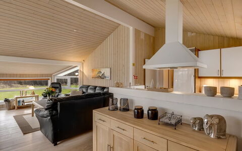 Aswaldi - 1.5Km from the Sea: Interior Design, Möbel, Flooring, Holz, Decke, Light Fixture, Fussboden, Zimmer, Küche, Holzboden