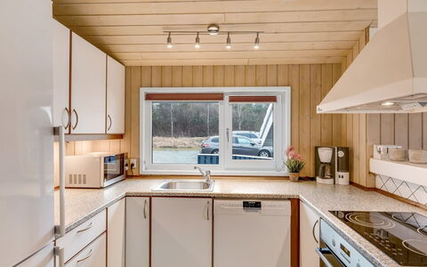 Aswaldi - 1.5Km from the Sea: Küche, Countertop, Küchengerät, Holz, Interior Design, Decke, Flooring, Major Appliance, Cabinetry, Beleuchtung
