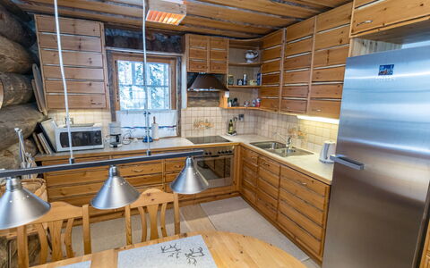 Rukastuga: Küche, Holz, Countertop, Flooring, Decke, Cabinetry, Interior Design, Küchengerät, Major Appliance, Fussboden