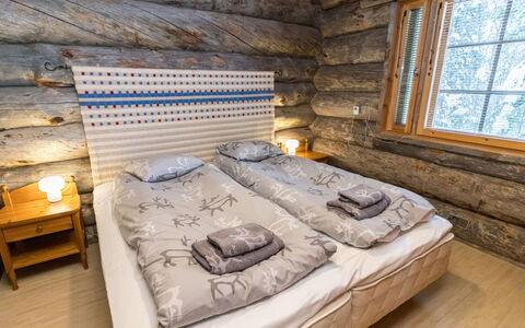Rukastuga: Schlafzimmer, Bett, Bettrahmen, Bedding, Decke, Bettdecke, Holzbeize, Linens, Wohnheim, Hartholz