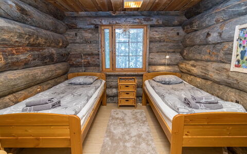 Rukastuga: Holz, Schlafzimmer, Bett, Fussboden, Bedding, Bettrahmen, Bettdecke, Decke, Zimmer, Holzbeize
