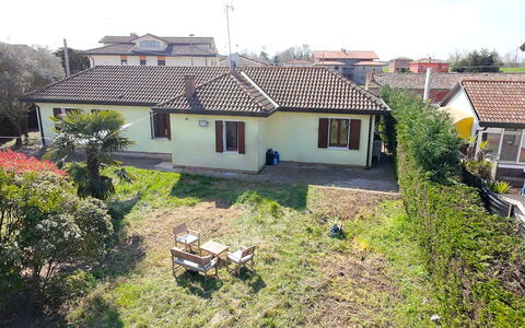 Villa Camerini, Nature, Bikes and Beaches: Gebäude, Haus, Wohngebiet, Dach, Zuhause, Hütte, Menschliche Siedlung, Vorort, Estate, Auffahrt