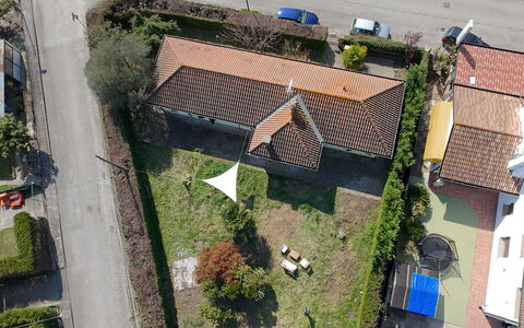 Villa Camerini, Nature, Bikes and Beaches: Wohngebiet, Haus, Dach, Nachbarschaft, Zuhause, Grundstueck, Vorort, Landscaping, Estate, Garten