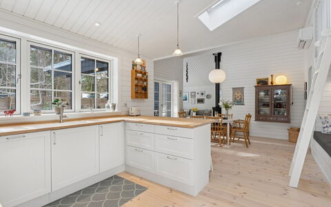 Hoat - 250M from the Sea: Flooring, Holz, Interior Design, Decke, Fussboden, Küche, Countertop, Holzboden, Cabinetry, Zuhause