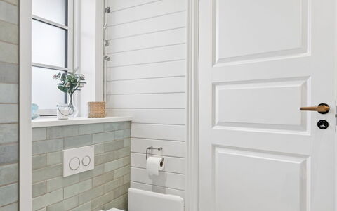 Hoat - 250M from the Sea: Wand, Flooring, Holz, Fussboden, Interior Design, Zuhause, Badezimmer, Tür, Armatur, Zimmer