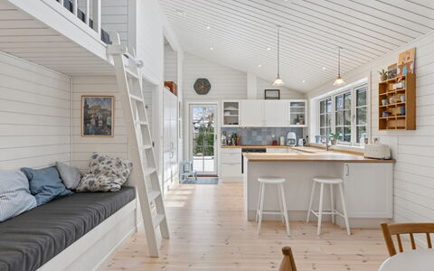 Hoat - 250M from the Sea: Holz, Flooring, Fussboden, Interior Design, Decke, Holzboden, Zuhause, Möbel, Küche, Tür